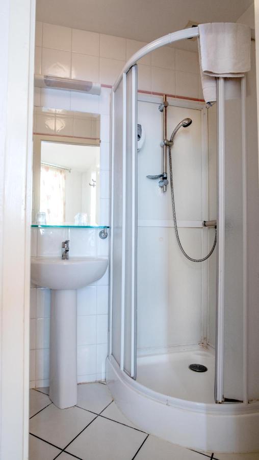 Logis Hotel De La Tour Libourne Esterno foto