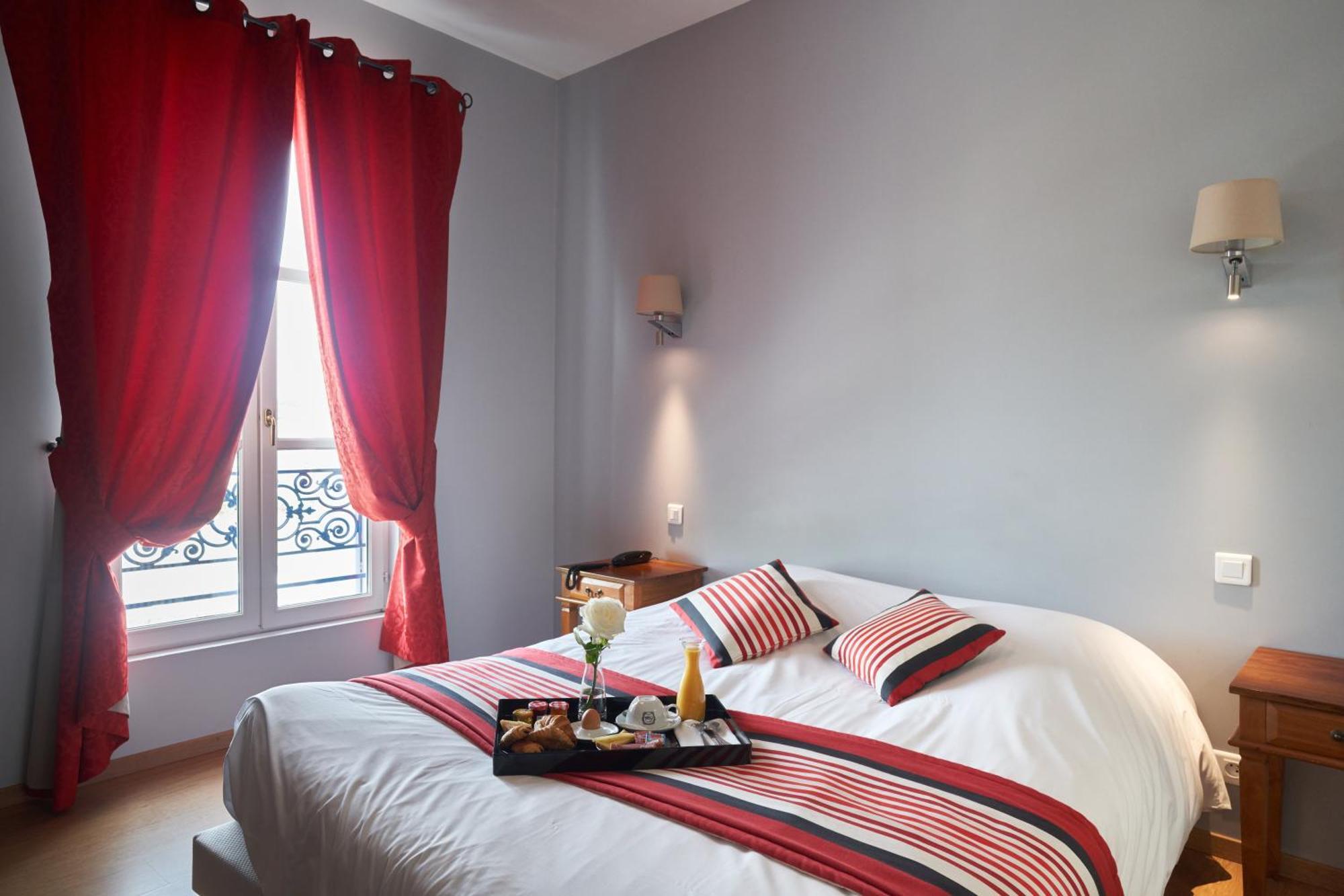 Logis Hotel De La Tour Libourne Esterno foto