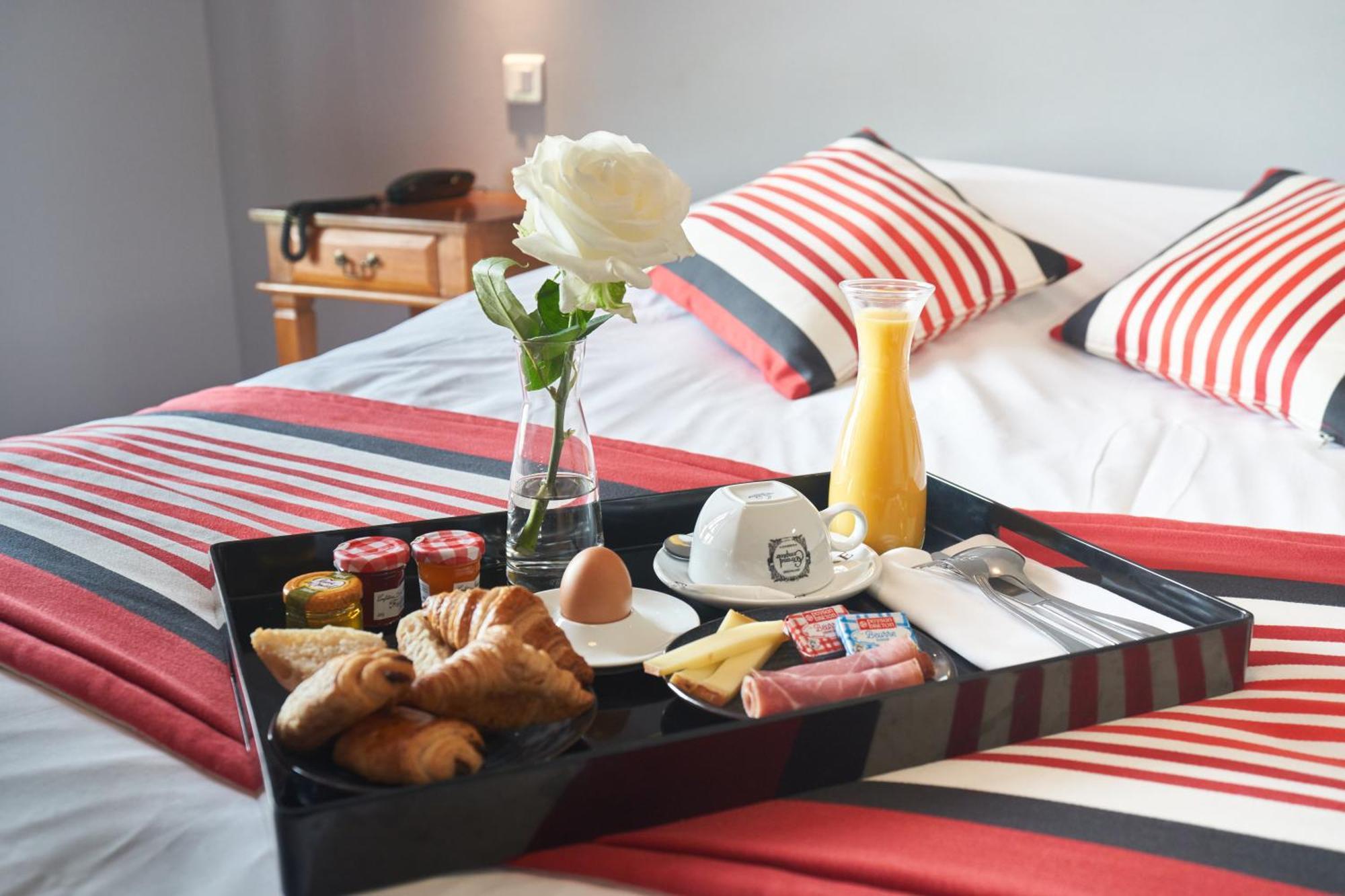 Logis Hotel De La Tour Libourne Esterno foto