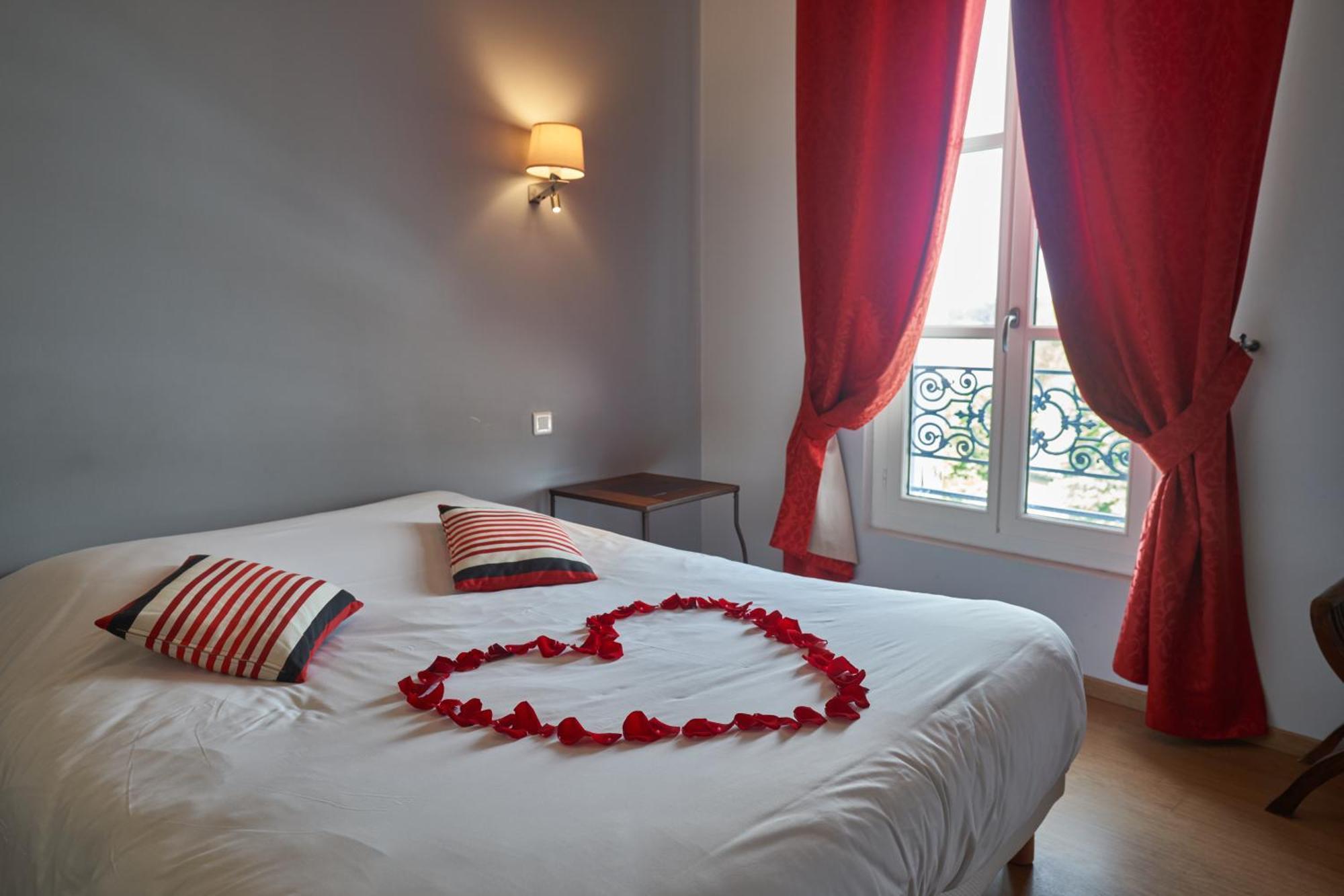 Logis Hotel De La Tour Libourne Esterno foto