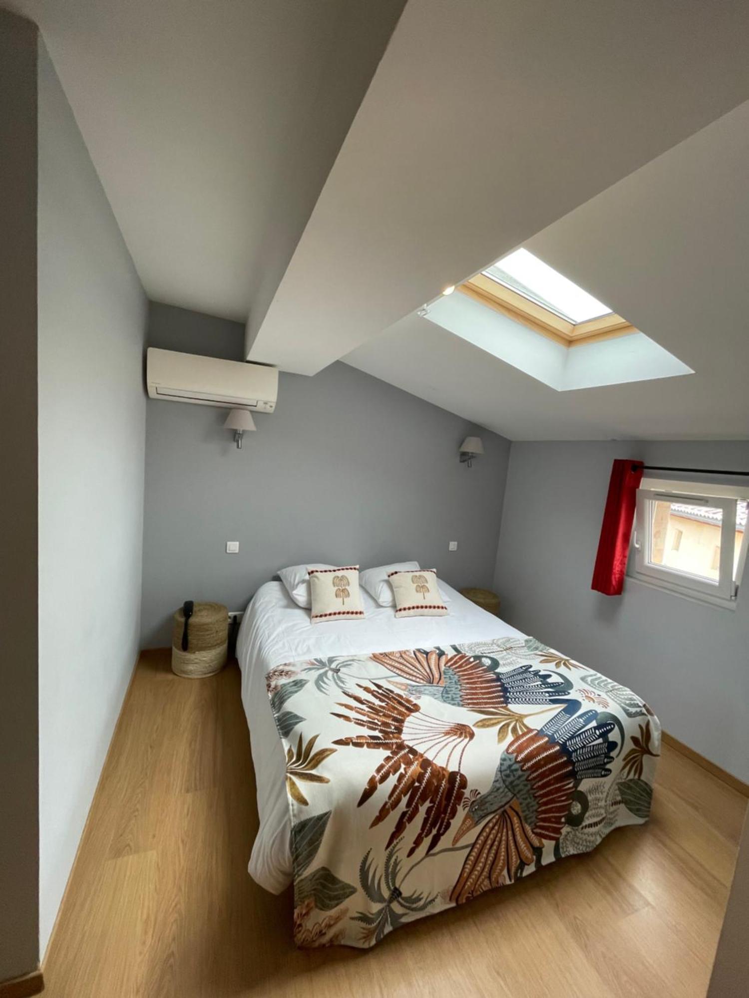 Logis Hotel De La Tour Libourne Esterno foto