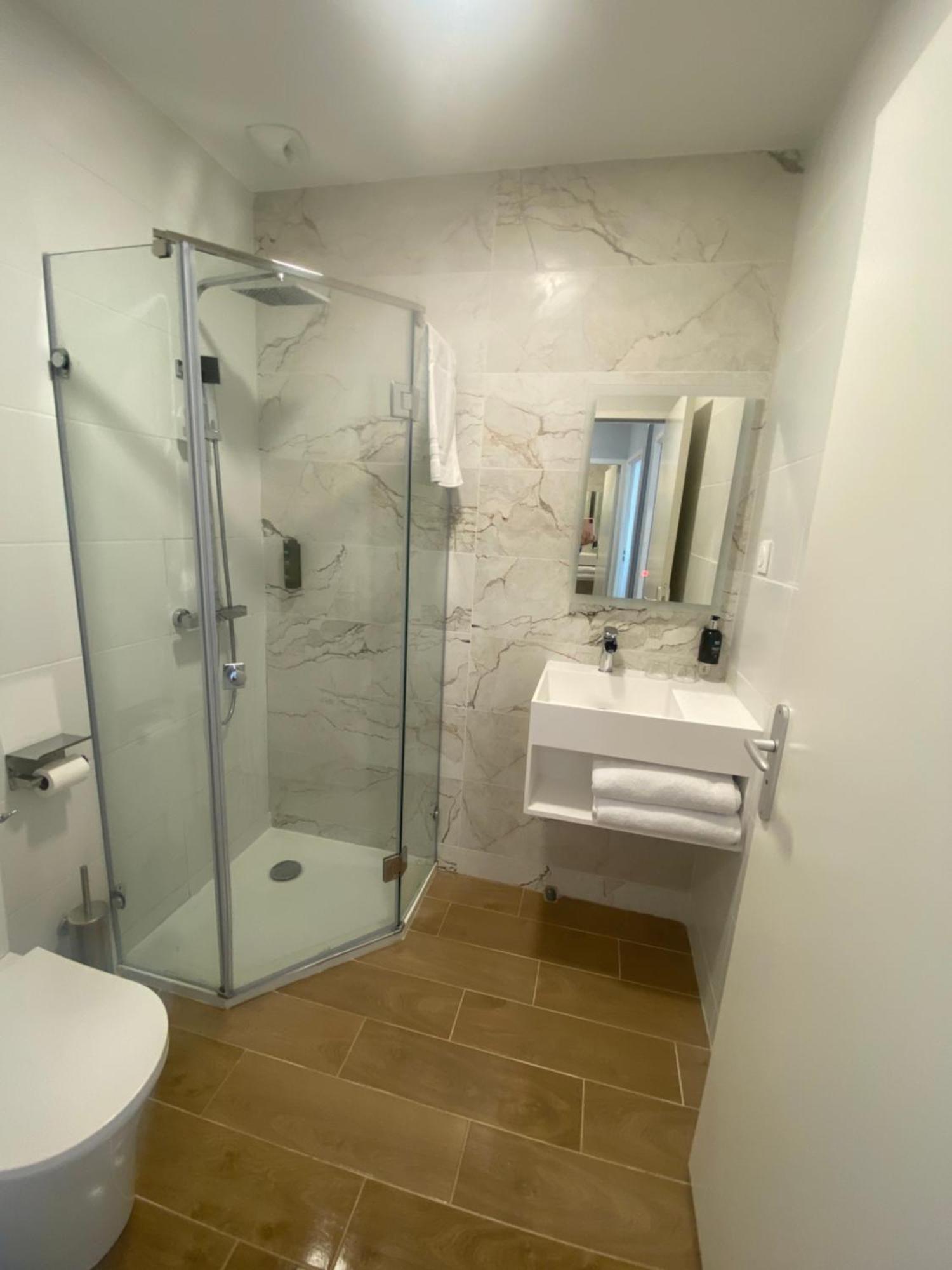 Logis Hotel De La Tour Libourne Esterno foto