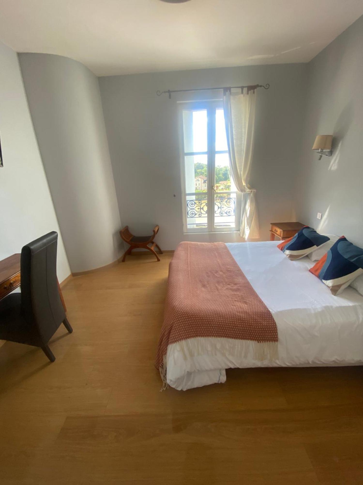 Logis Hotel De La Tour Libourne Esterno foto