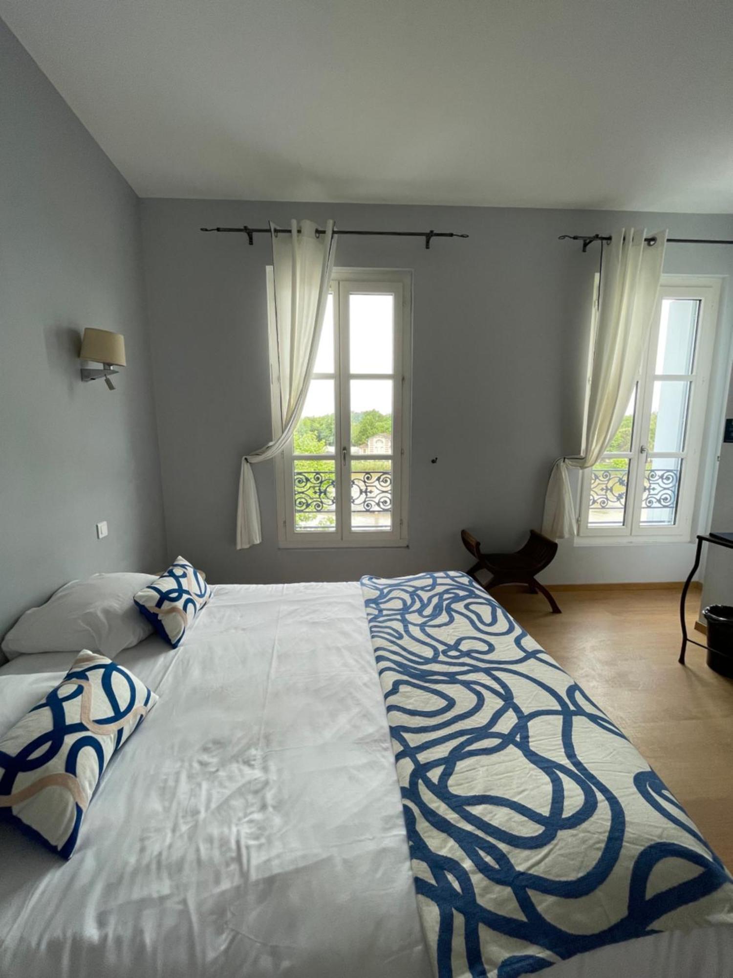 Logis Hotel De La Tour Libourne Esterno foto