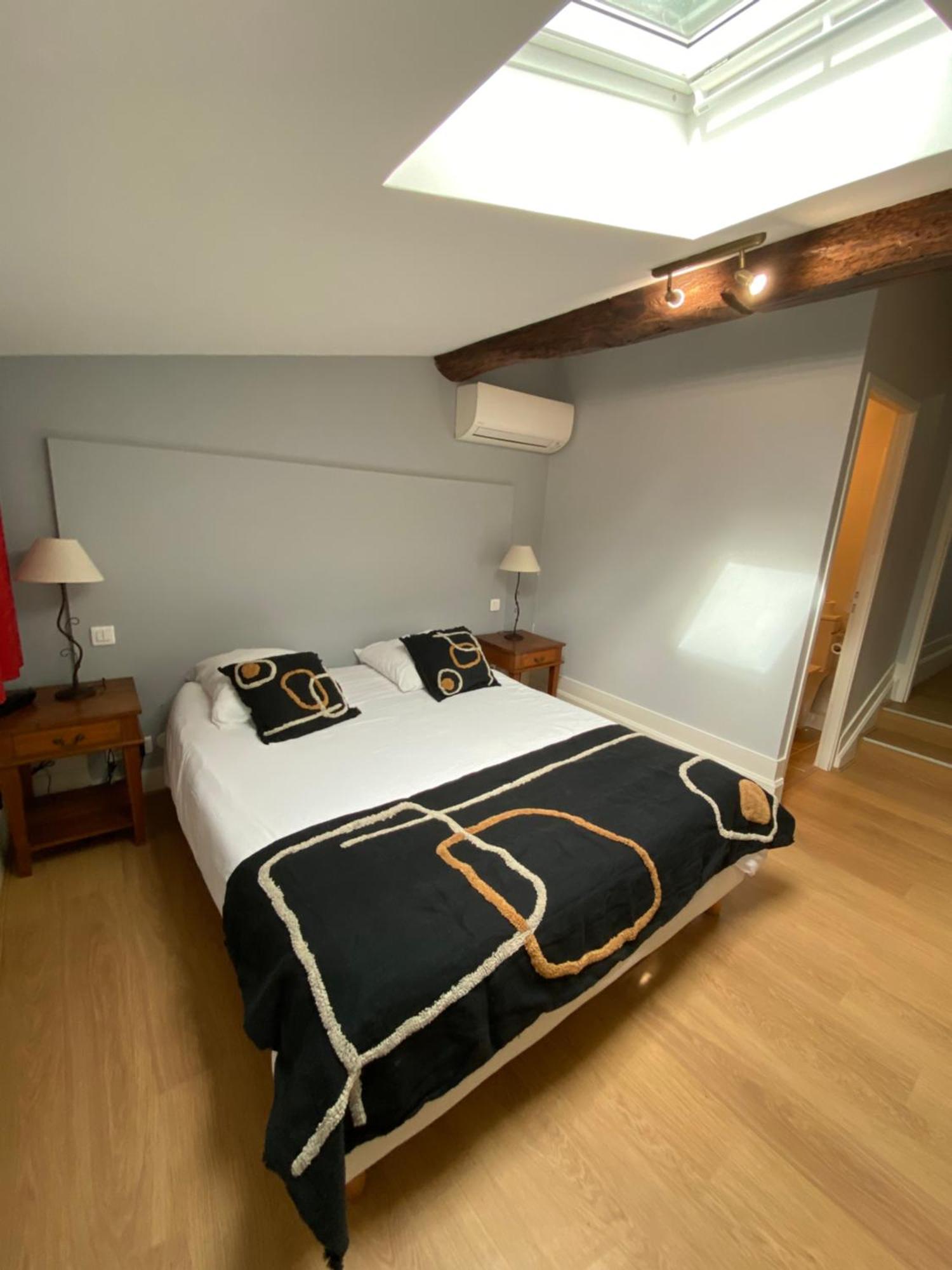 Logis Hotel De La Tour Libourne Esterno foto